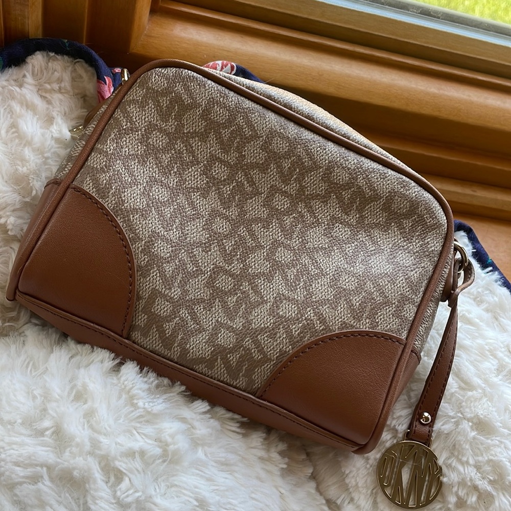 DKNY Purse Small NO STRAP HUT CAN BE A CLUTCH